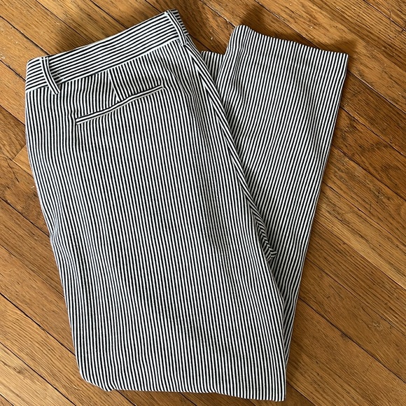 NWOT Express Columnist Ankle Pants Seersucker Womens Sz 16R Striped White Blue - Picture 5 of 6
